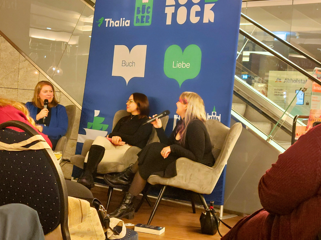 Mandy Jochmann, Sarah Stankewitz und Justine Pust unterhalten sich auf 3 Sesseln sitzend.